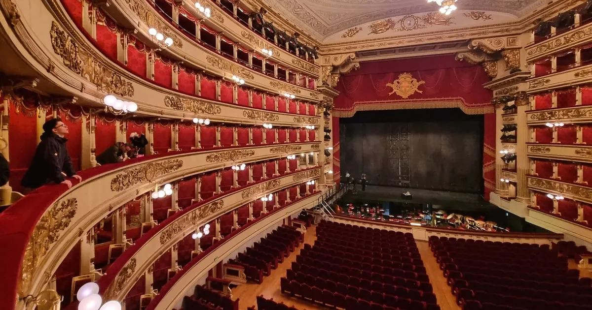 A one-hour guided visit of the museum and the theatre boxes, entry tickets included, La Scala in Milan, opera houses in Italy