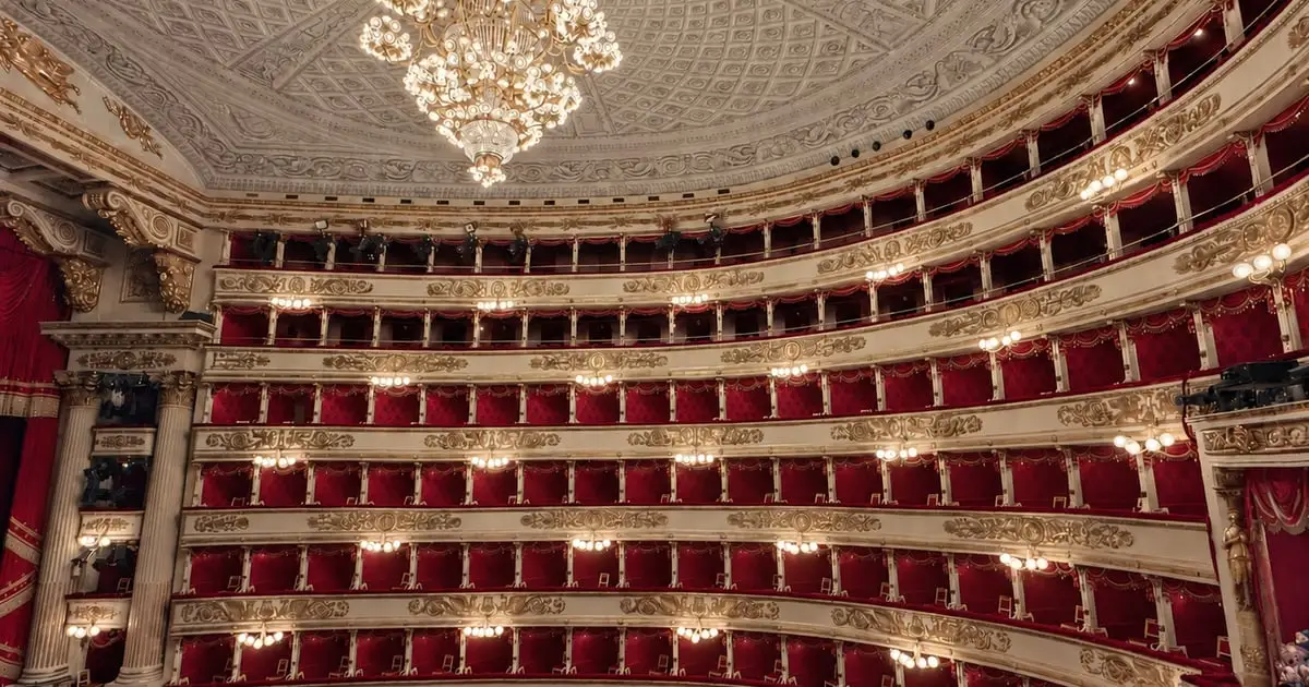 An hour with a guide through the museum and, when the hall is open, the boxes over the stage, La Scala in Milan, opera houses in Italy